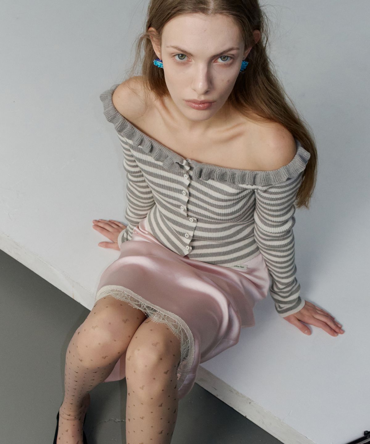 오버듀플레어(OVERDUEFLAIR) OFF SHOULDER FRILLED STRIPE CARDIGAN_CREAM/GREY