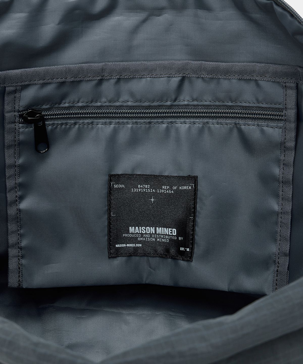 메종미네드(MAISON MINED) NYLON CROSS BAG CHARCOAL