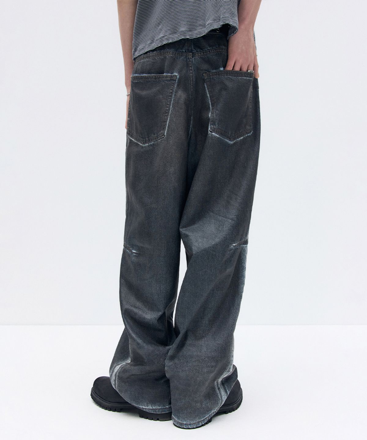 메종미네드(MAISON MINED) DARK WAX COATED DENIM PANTS BLUE