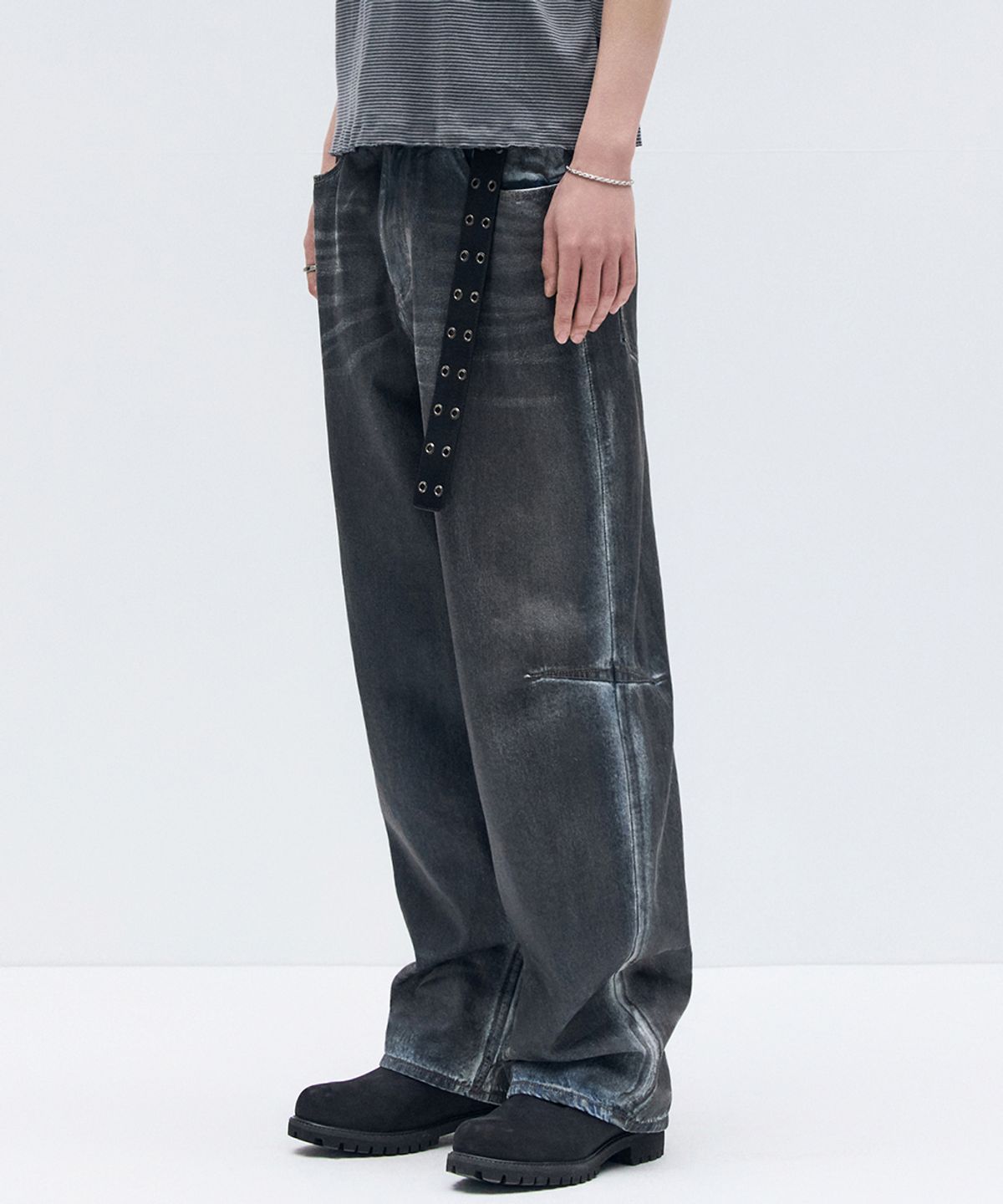 메종미네드(MAISON MINED) DARK WAX COATED DENIM PANTS BLUE