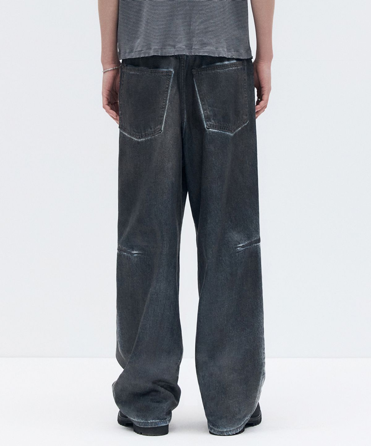메종미네드(MAISON MINED) DARK WAX COATED DENIM PANTS BLUE