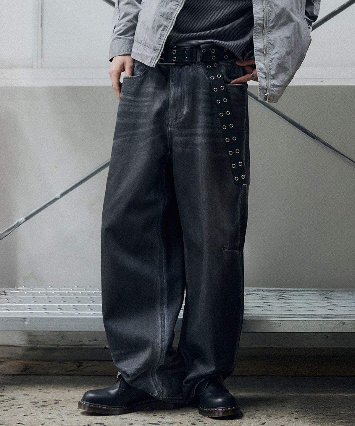 메종미네드(MAISON MINED) DARK WAX COATED DENIM PANTS BLUE