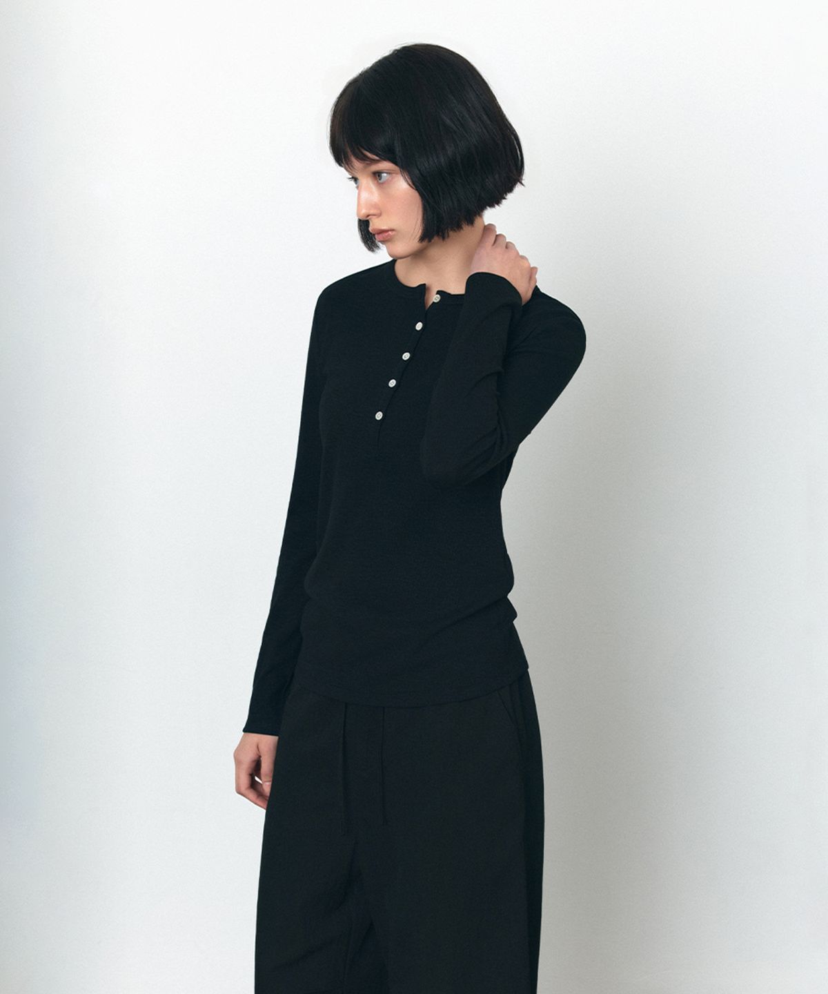 시야쥬(SIYAZU) SITP5241 슬러브 헨리넥 티셔츠_Black