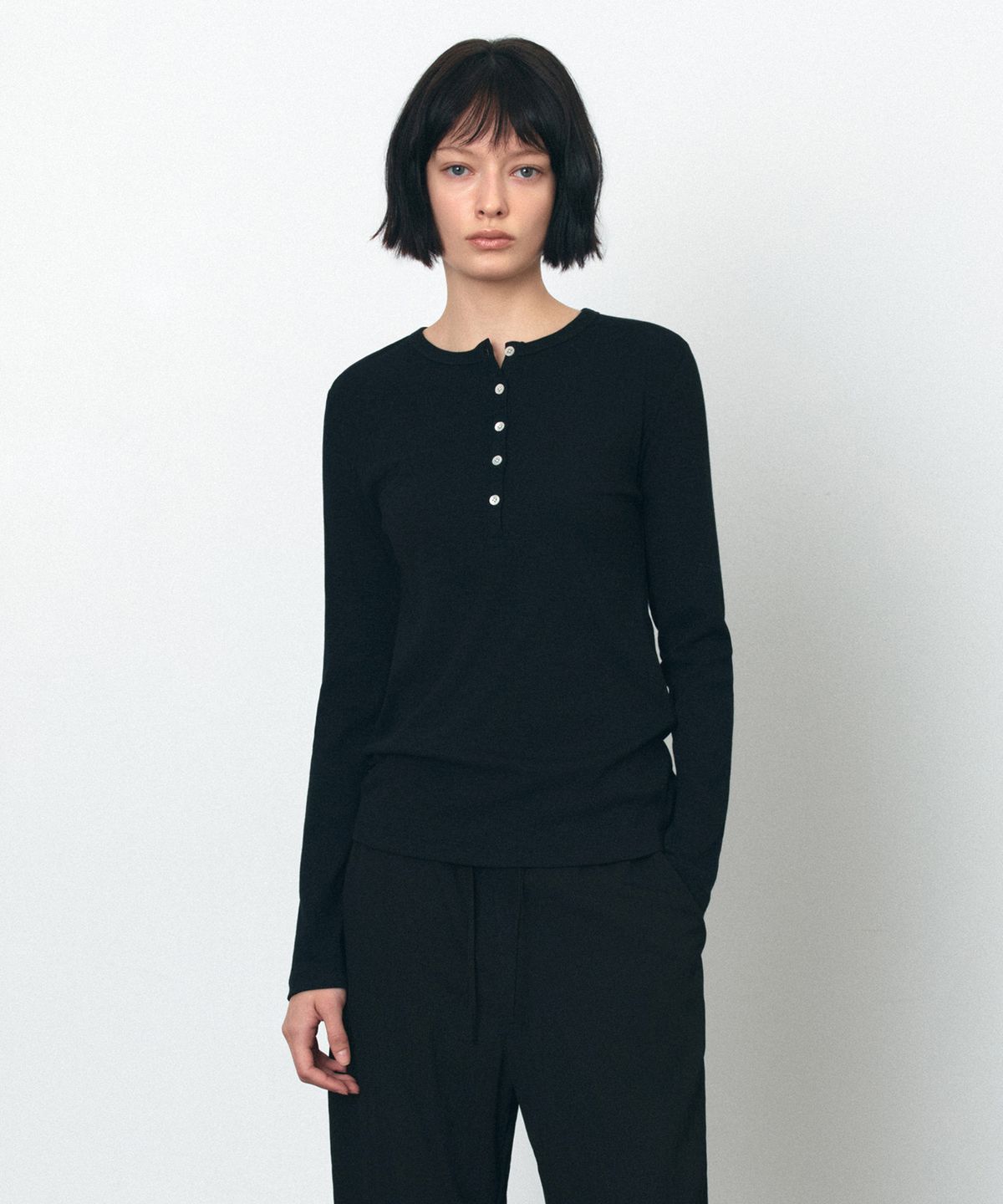시야쥬(SIYAZU) SITP5241 슬러브 헨리넥 티셔츠_Black