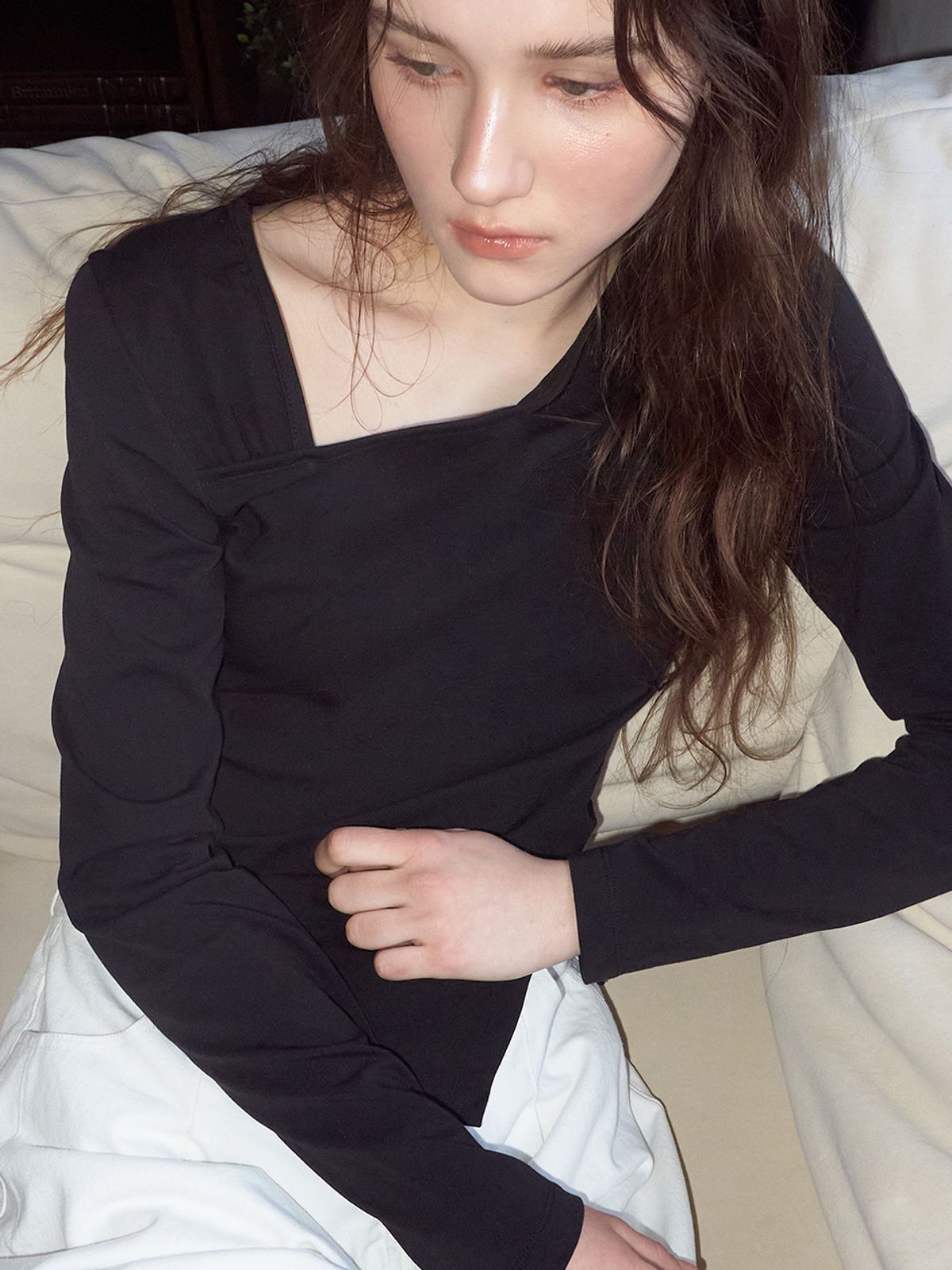 에트몽(ETMON) Curved Pintuck T-Shirt, Black