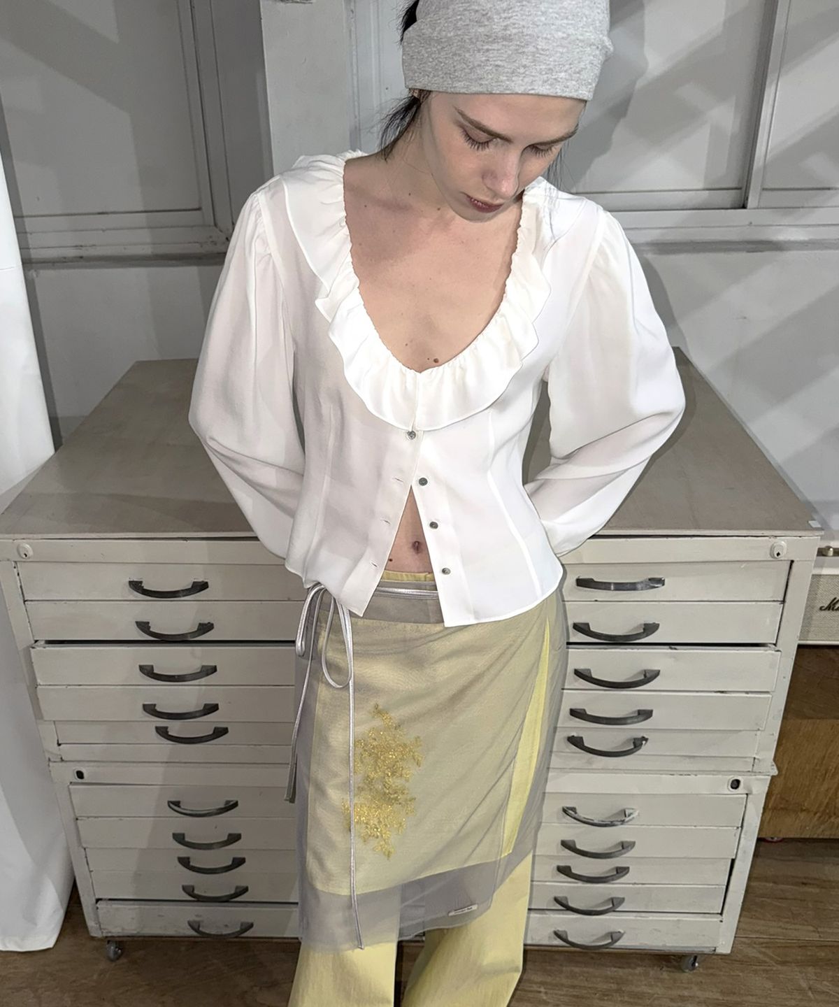 오버듀플레어(OVERDUEFLAIR) RUFFLE SCOOP NECK BLOUSE_IVORY