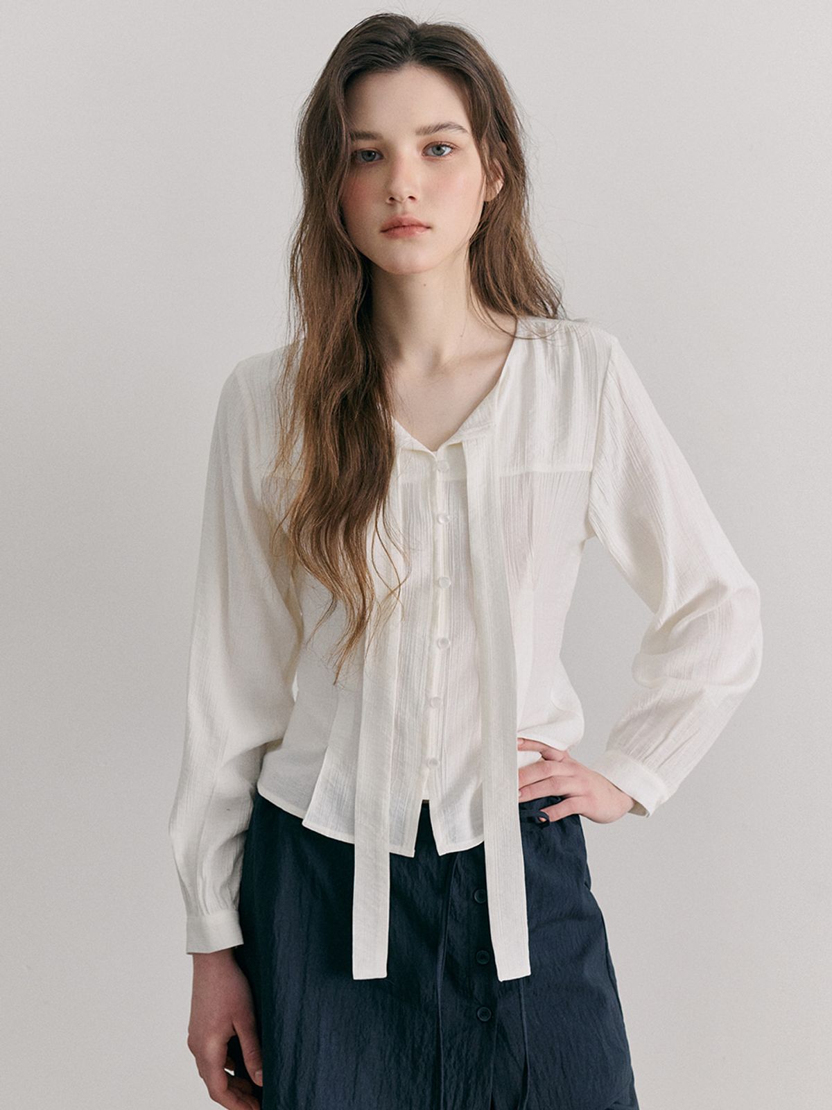 에트몽(ETMON) Tie Pintuck Blouse, Ivory