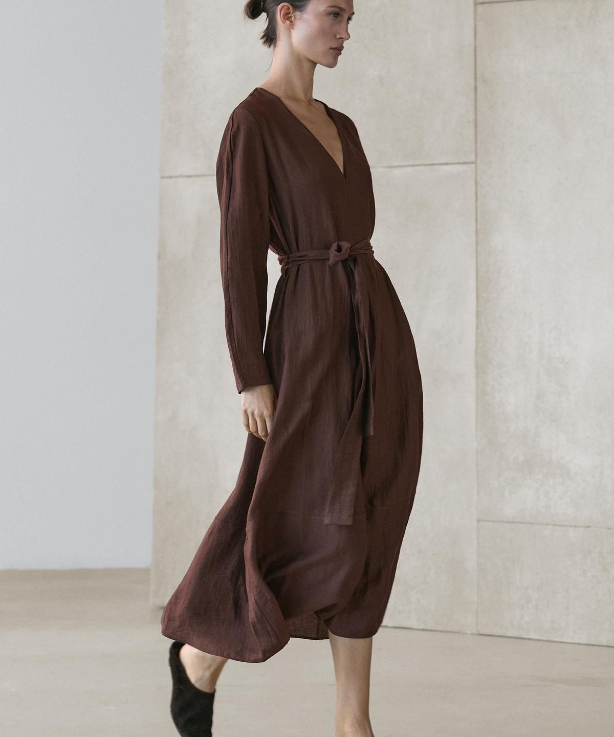 마시모두띠(MASSIMO DUTTI) 벨트 디테일 린넨 플루이드 니렝스 원피스