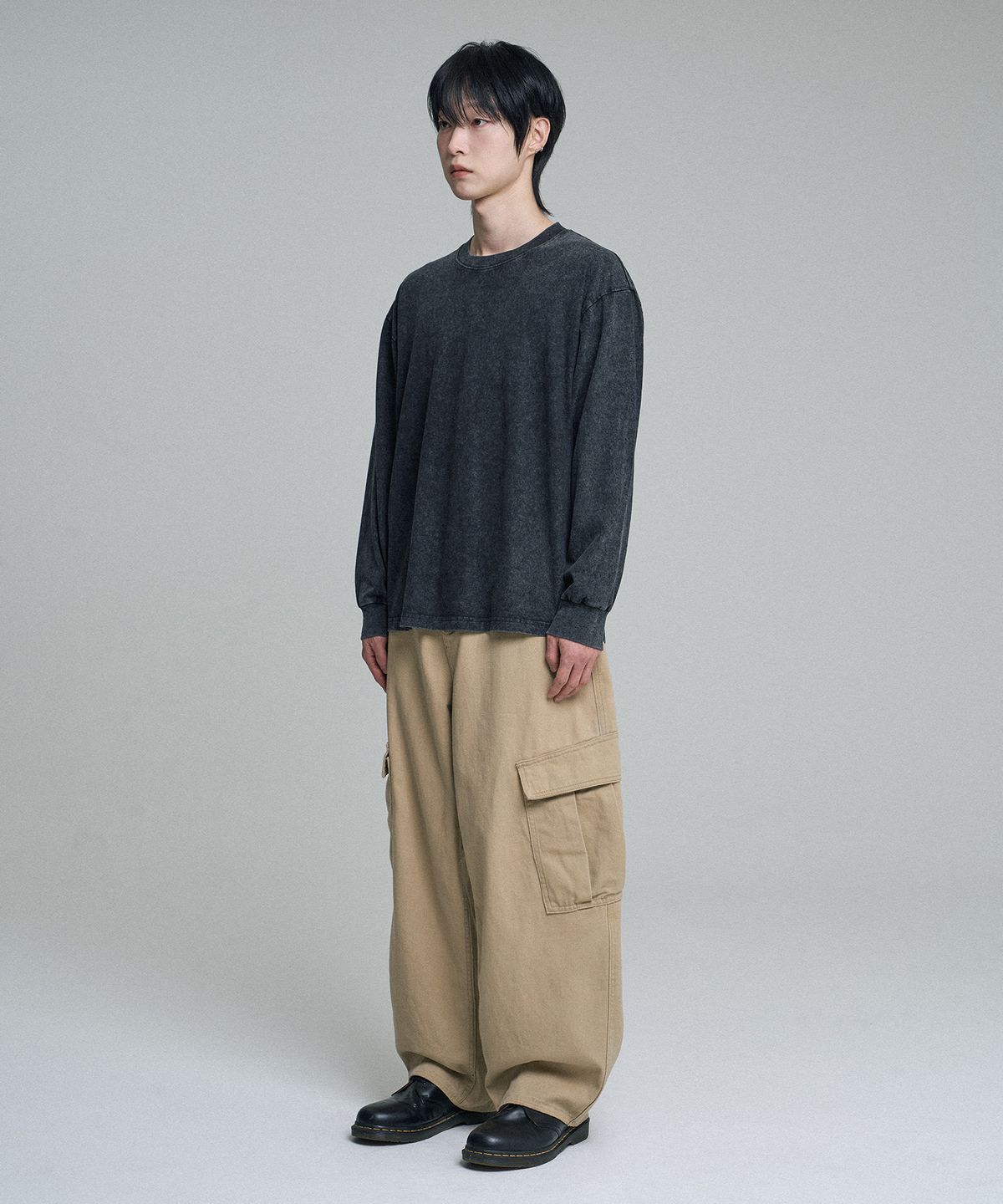 무븐(MOOVN) 커브드 와이드 카고 팬츠 베이지