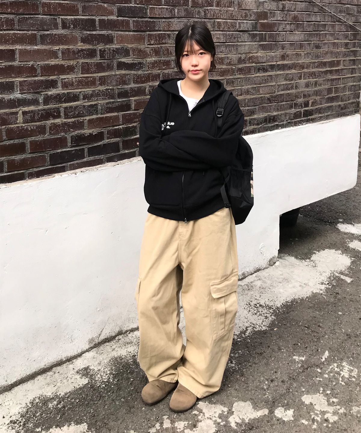 무븐(MOOVN) 커브드 와이드 카고 팬츠 베이지
