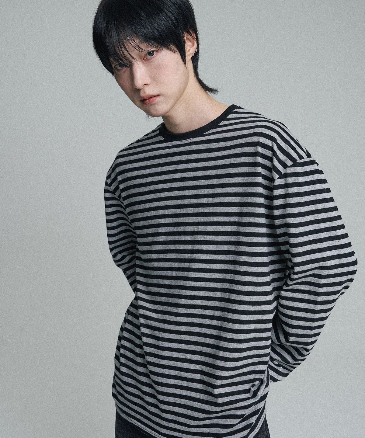 무븐(MOOVN) 오버핏 스트라이프 롱슬리브 티셔츠 그레이