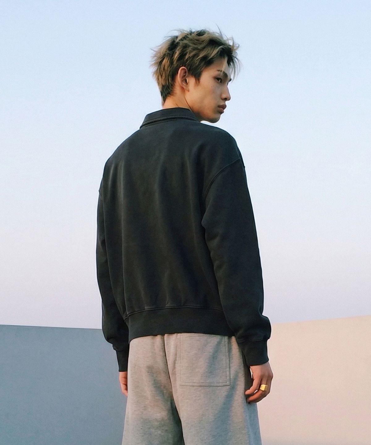 랑가주망(LENGAGEMENT) AGIR Salt-Washed Crop Polo Sweatshirt (Black)
