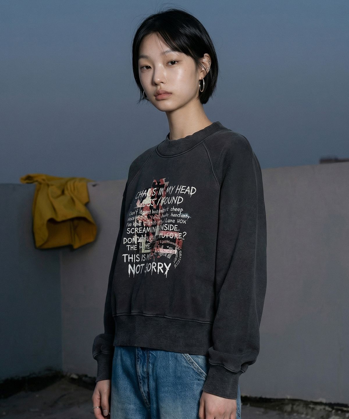 랑가주망(LENGAGEMENT) Not Sorry Salt-Washed Raglan Crop Sweatshirt (Black)