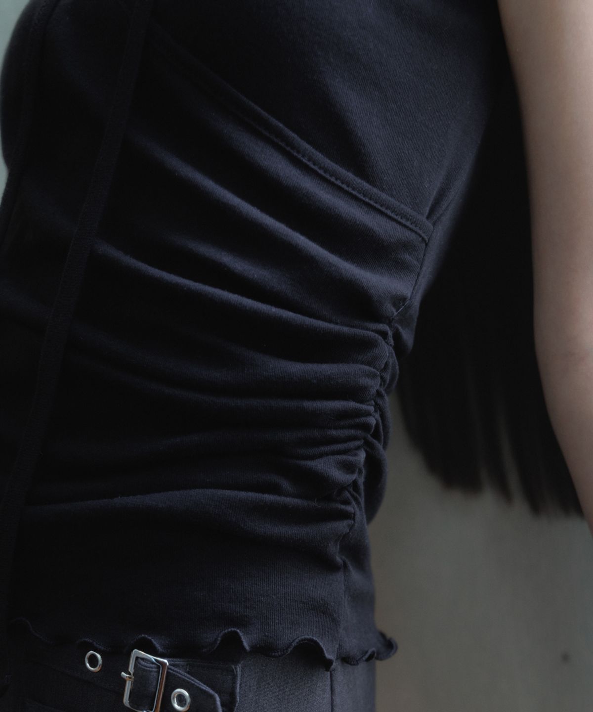 로제프란츠(ROSEFRANTZ) Corsage Shirring Tie T-shirt [Black]