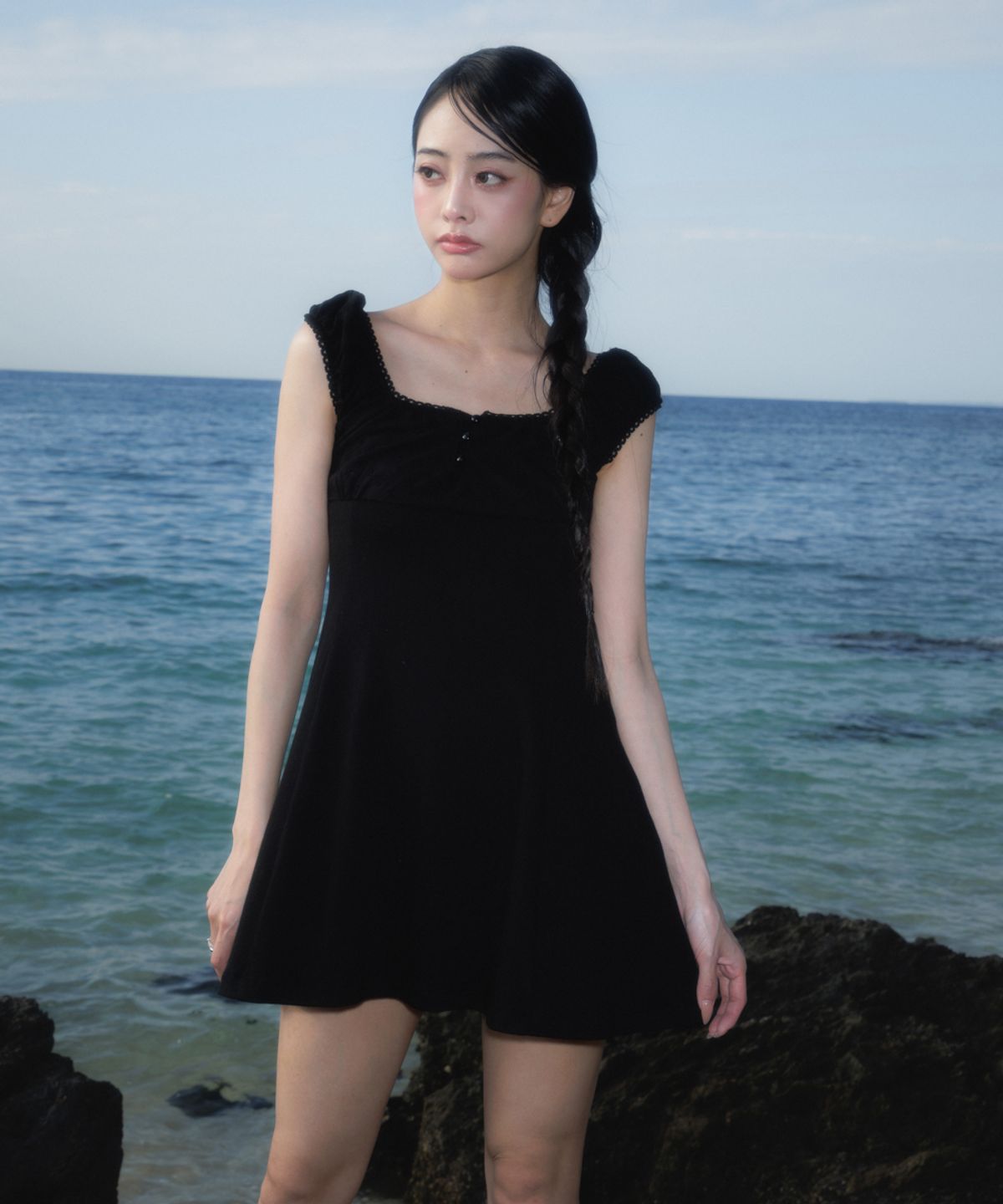 로제프란츠(ROSEFRANTZ) Flower Punching Mini Dress [Black]