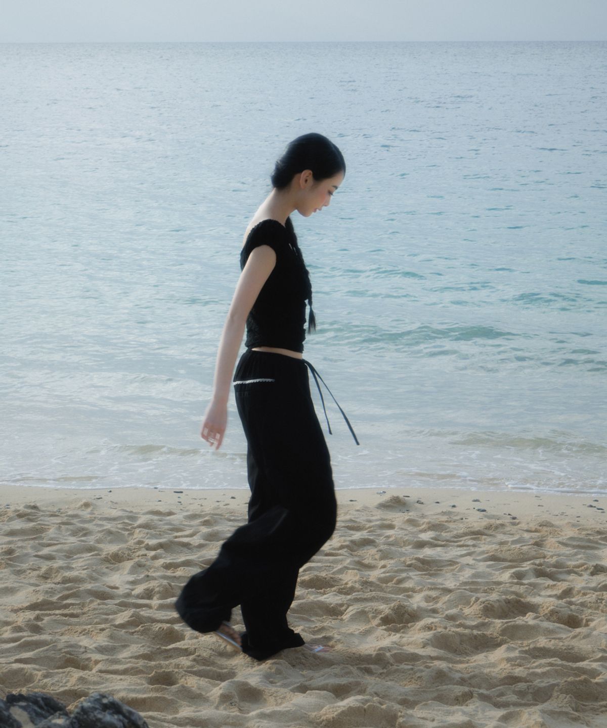로제프란츠(ROSEFRANTZ) Back Lace Nylon Wide Pants [Black]