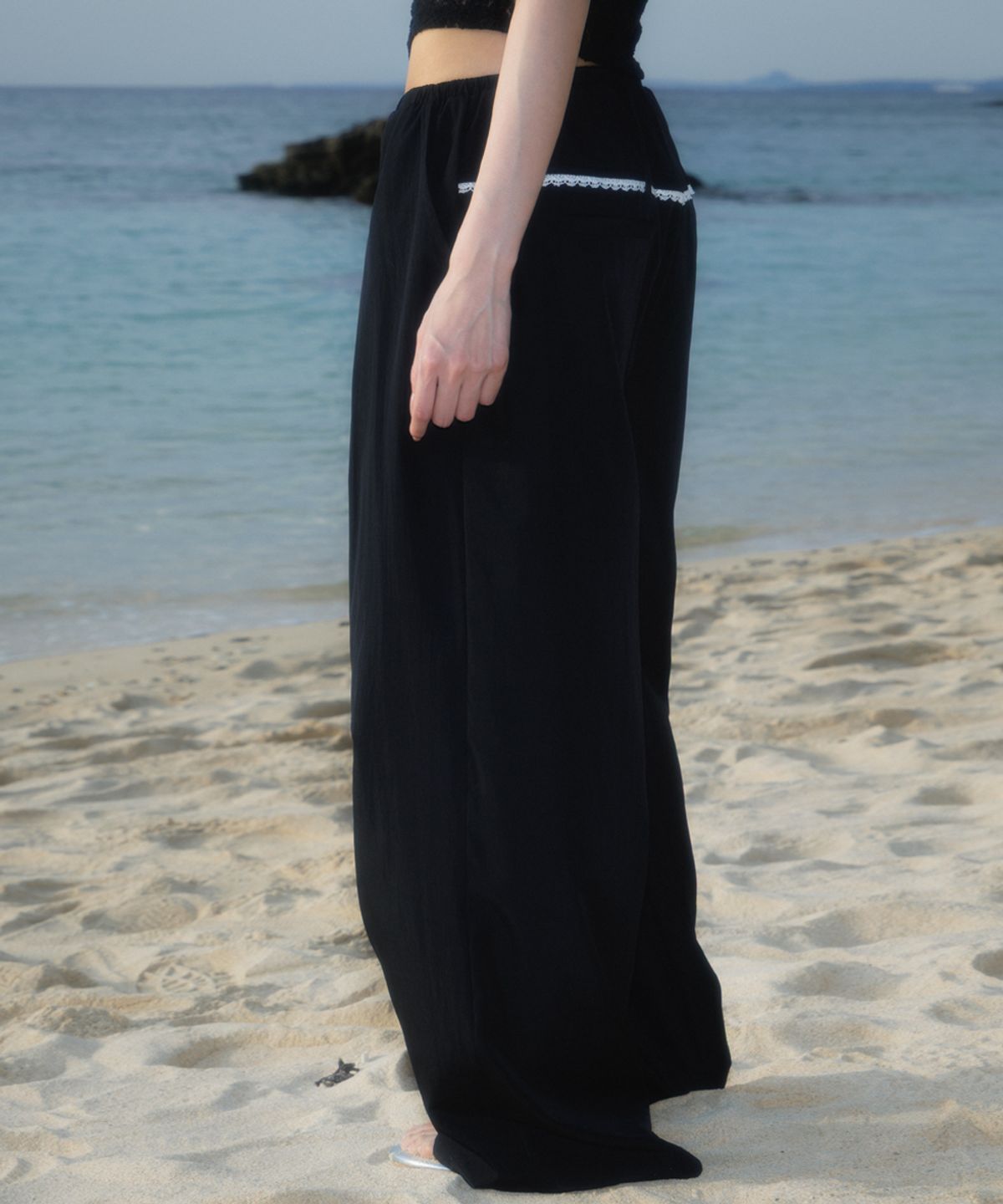 로제프란츠(ROSEFRANTZ) Back Lace Nylon Wide Pants [Black]