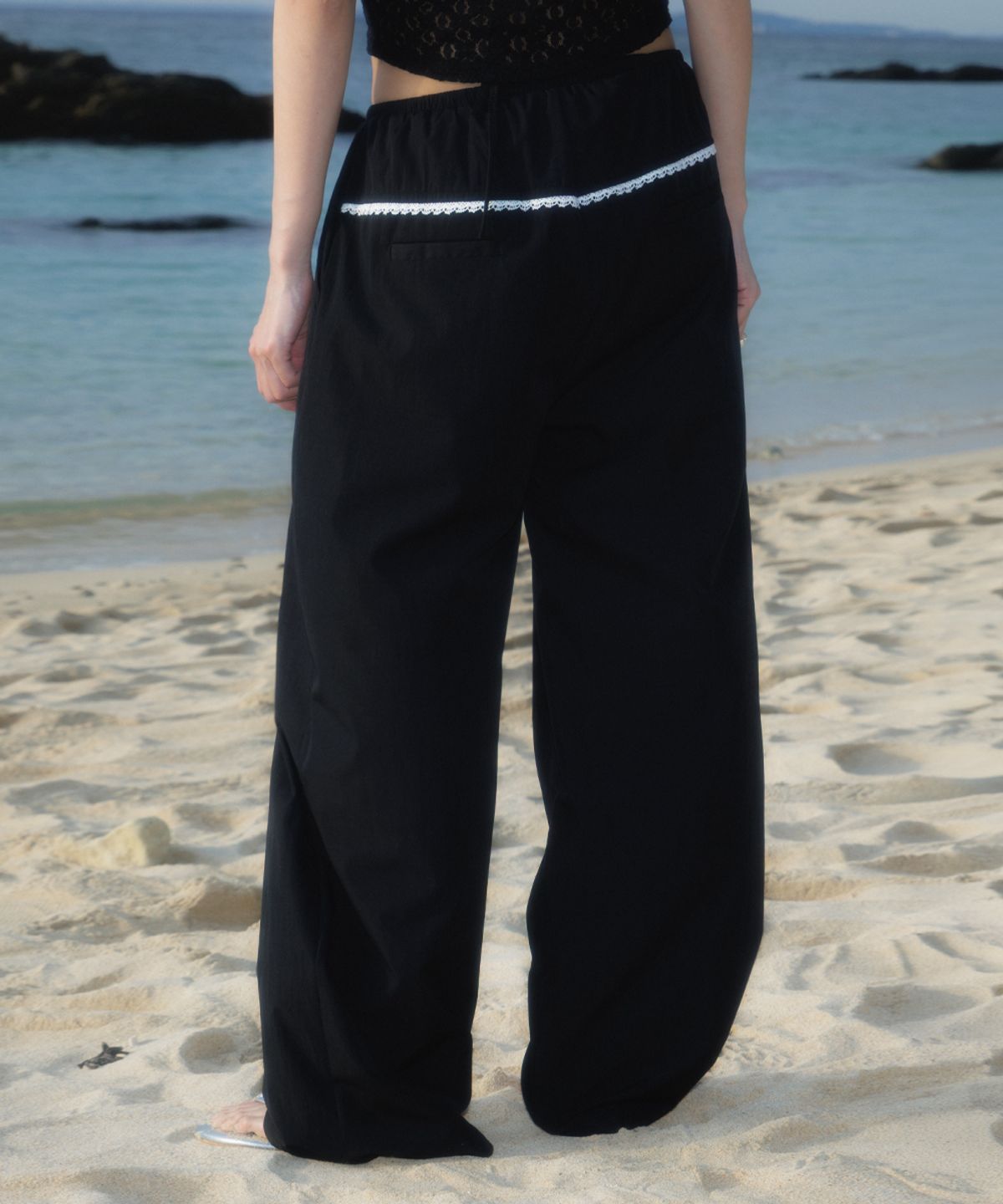 로제프란츠(ROSEFRANTZ) Back Lace Nylon Wide Pants [Black]