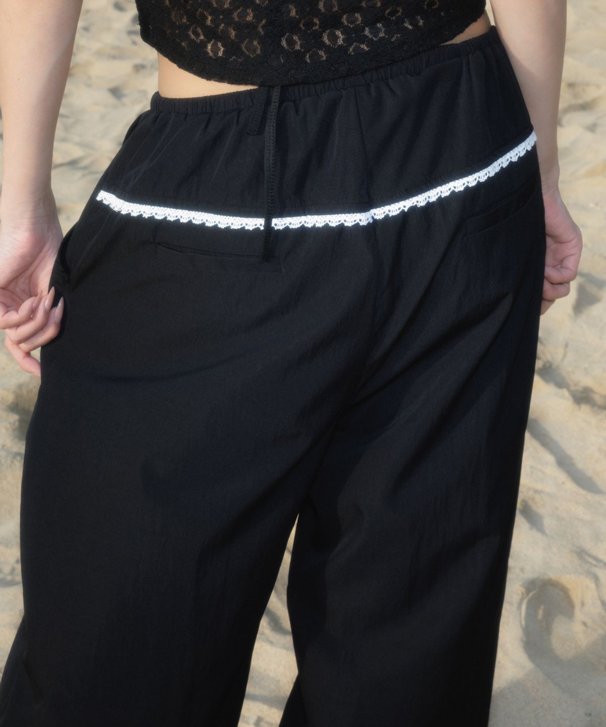 로제프란츠(ROSEFRANTZ) Back Lace Nylon Wide Pants [Black]