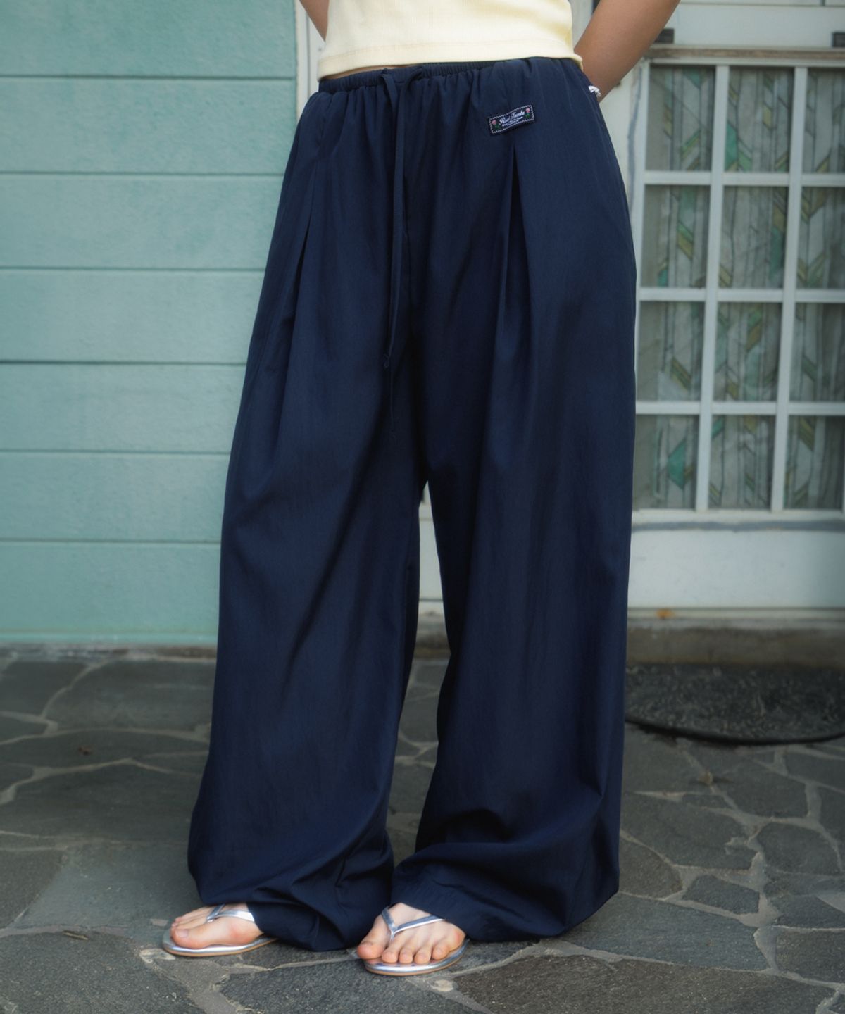 로제프란츠(ROSEFRANTZ) Back Lace Nylon Wide Pants [Navy]