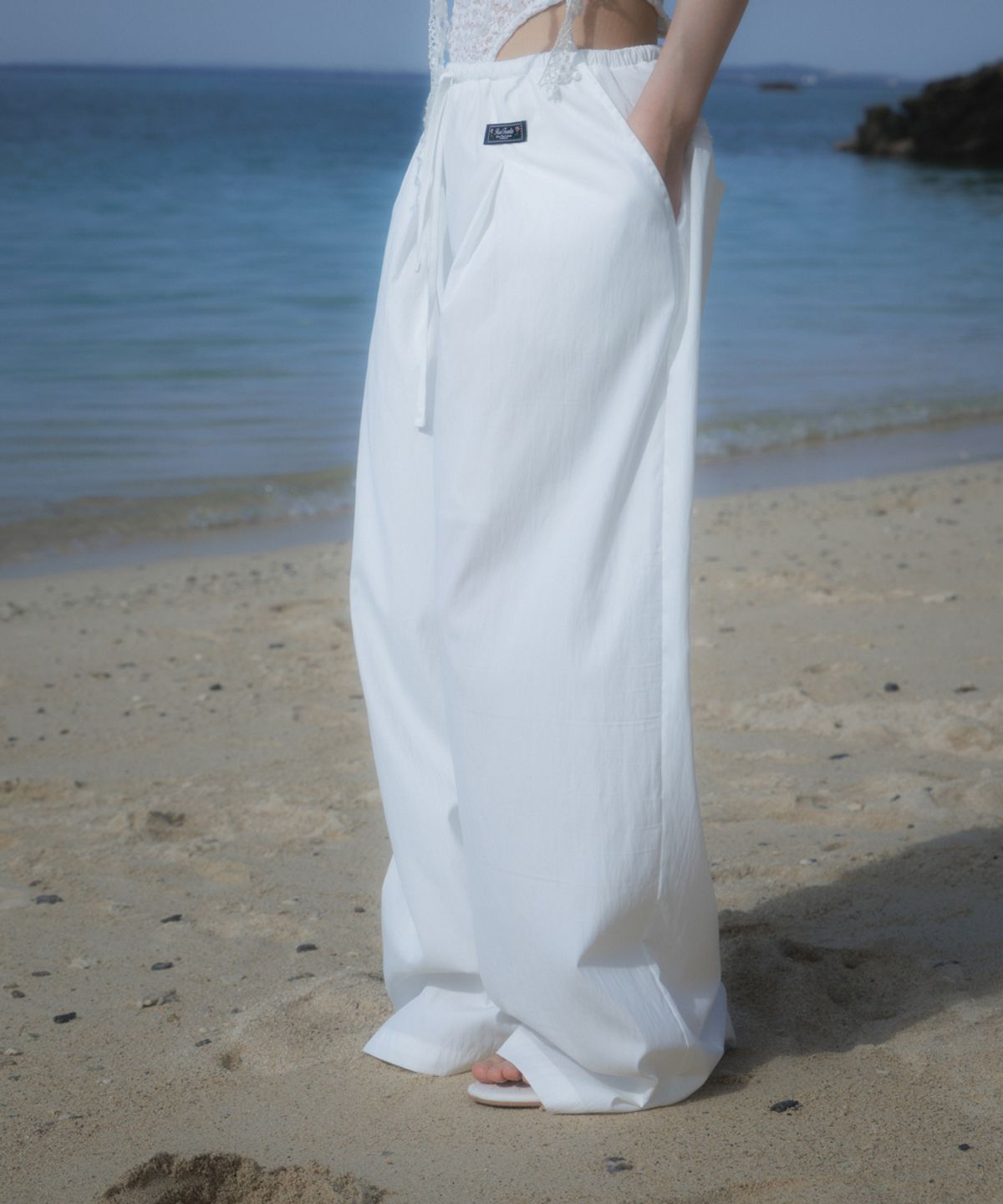 로제프란츠(ROSEFRANTZ) Back Lace Nylon Wide Pants [White]