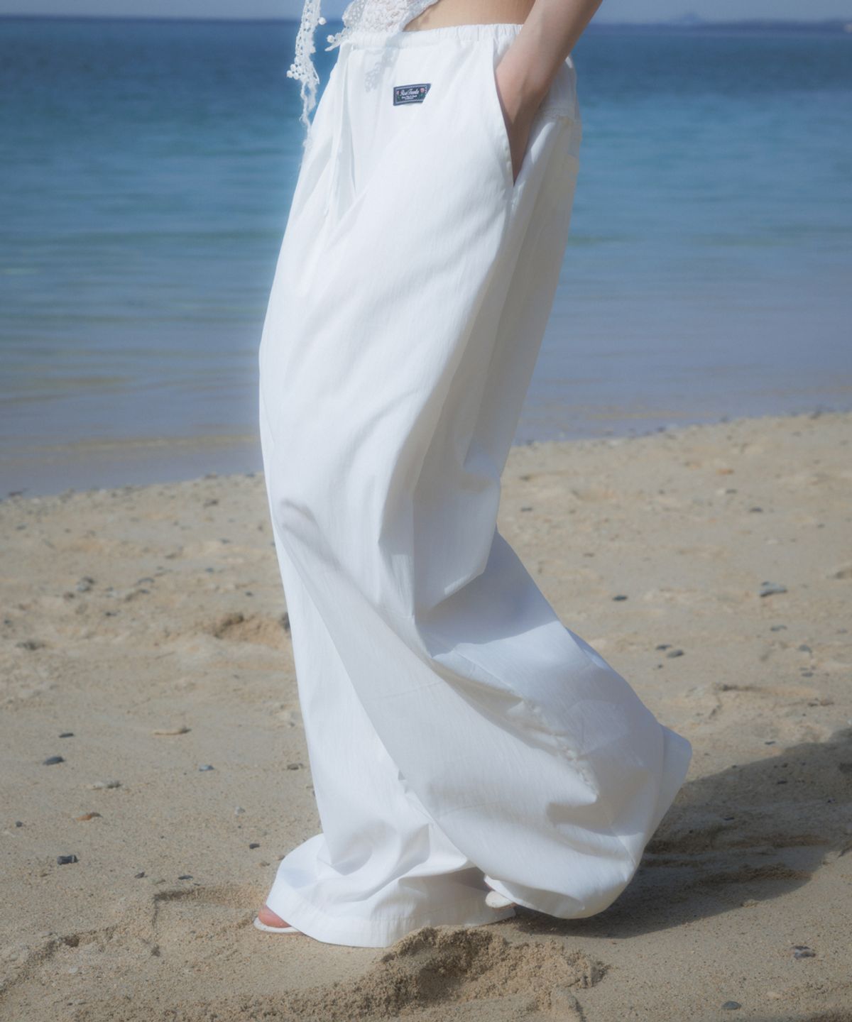 로제프란츠(ROSEFRANTZ) Back Lace Nylon Wide Pants [White]