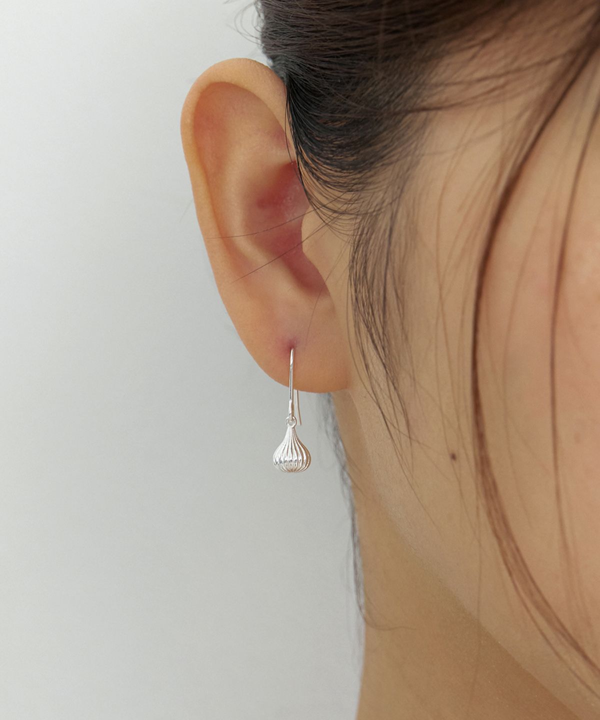 바이위켄드(BYWEEKEND) Line bulb earring