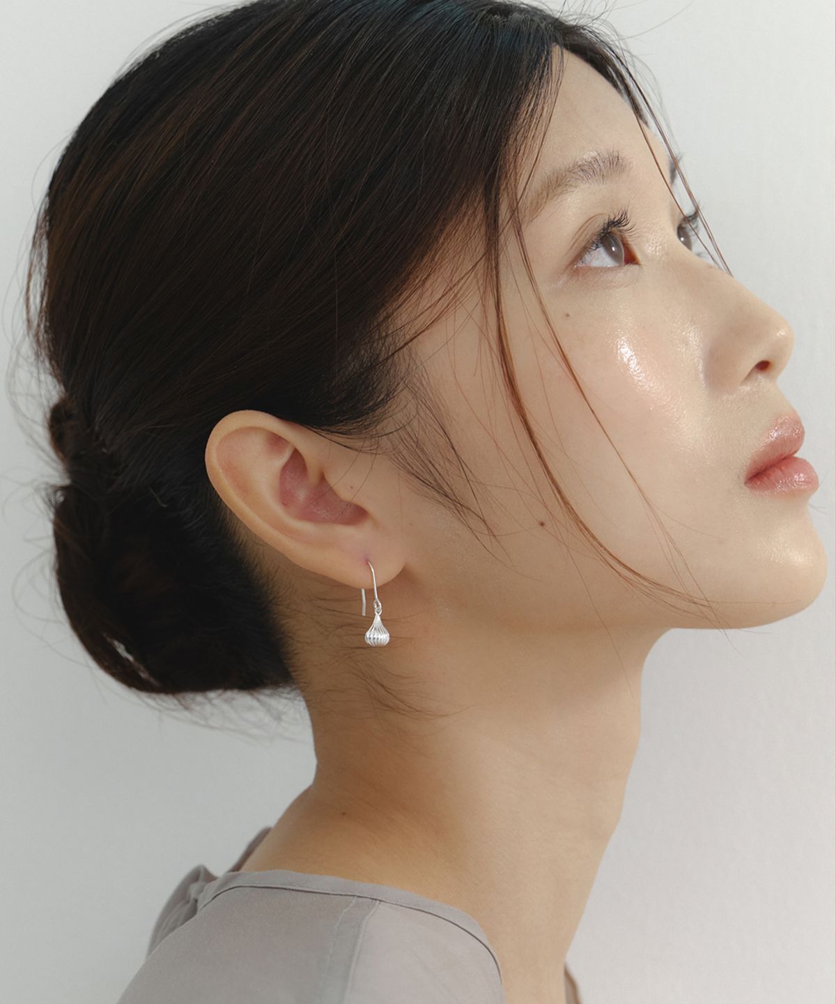 바이위켄드(BYWEEKEND) Line bulb earring