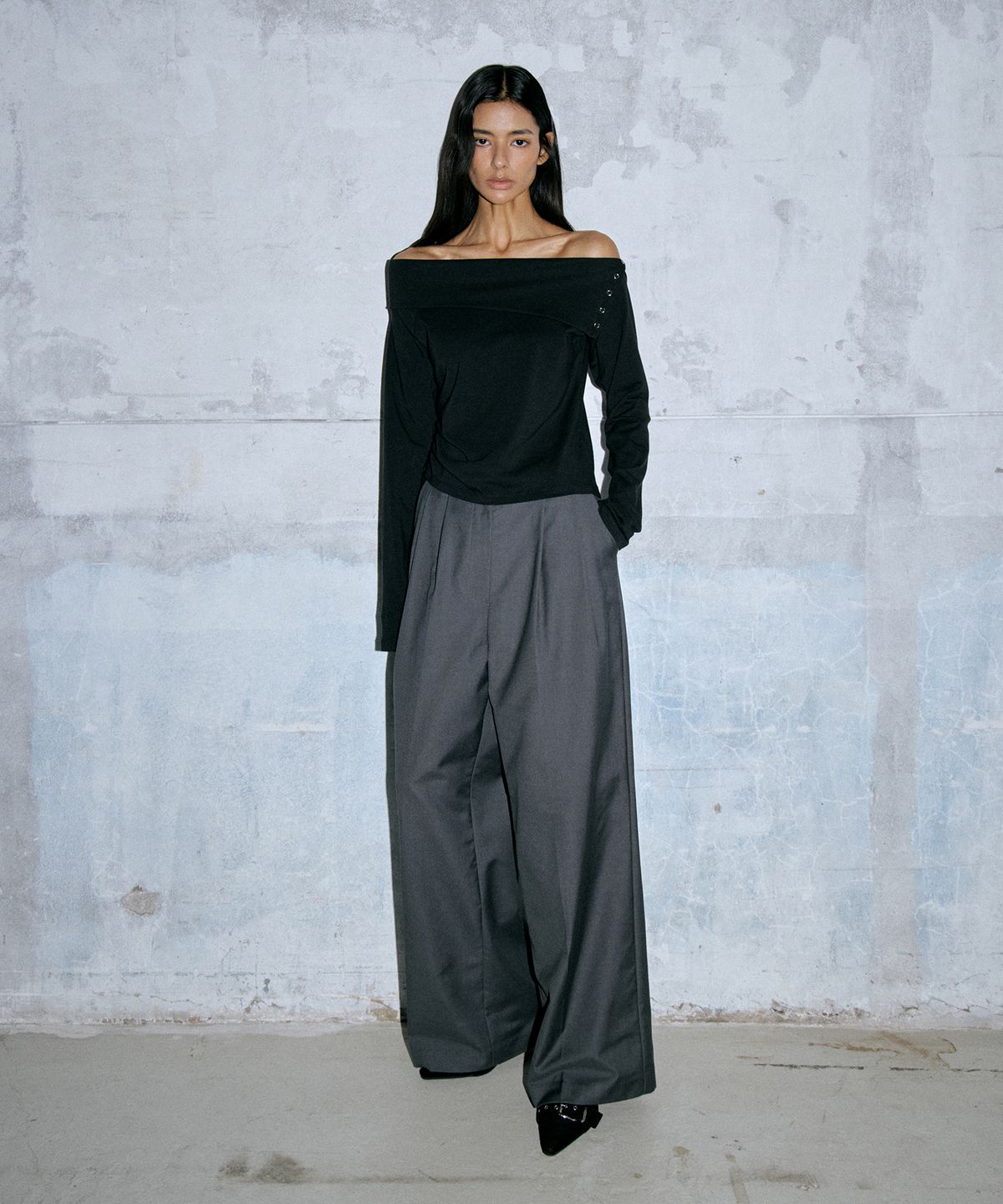 와르 포 우먼(WAARFORWOMAN) WT-58 아일렛 오프 숄더 티(2colors)