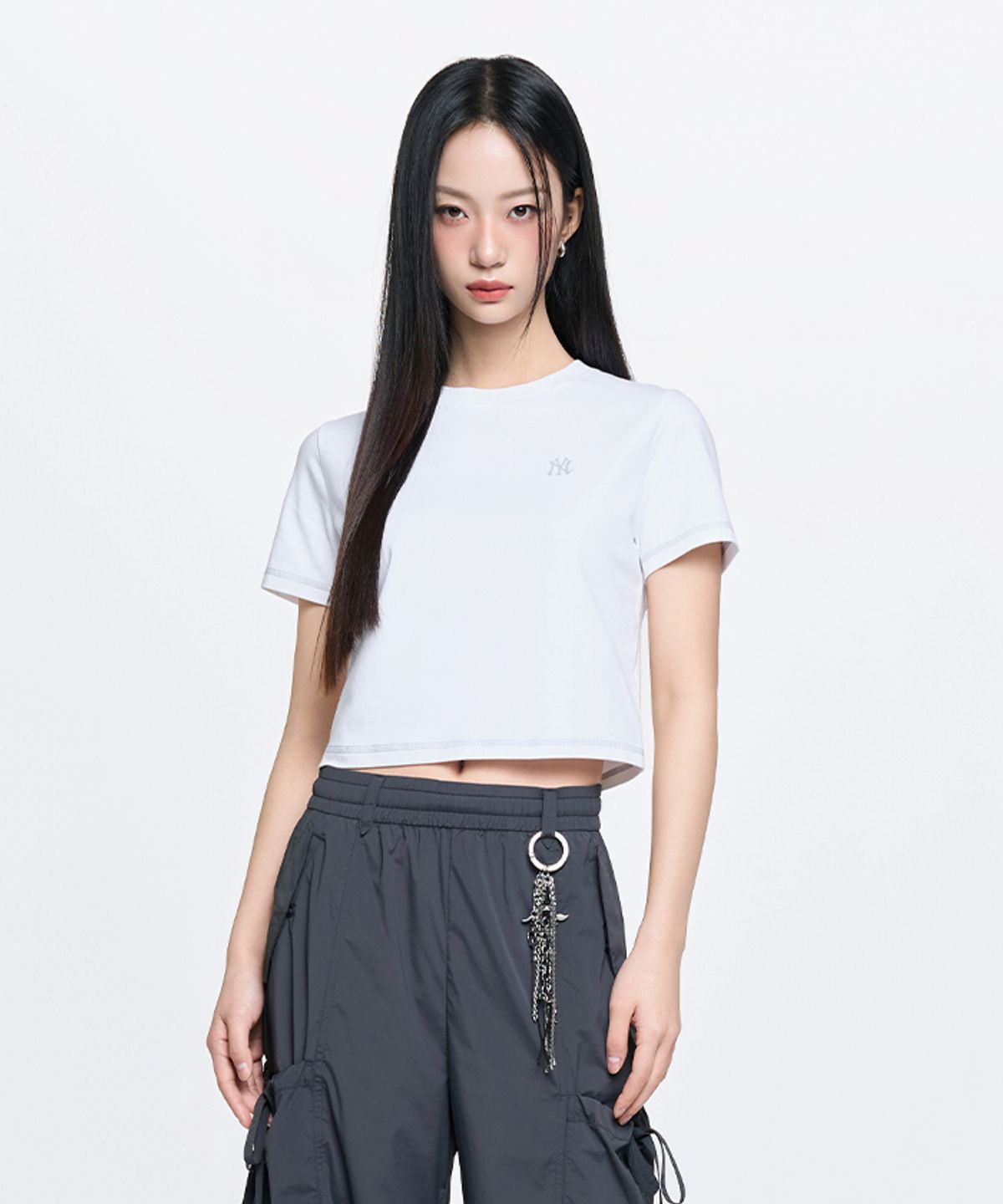 엠엘비(MLB) 여성 베이직 스몰로고 슬림 크롭핏 반팔 티셔츠 NY (White)