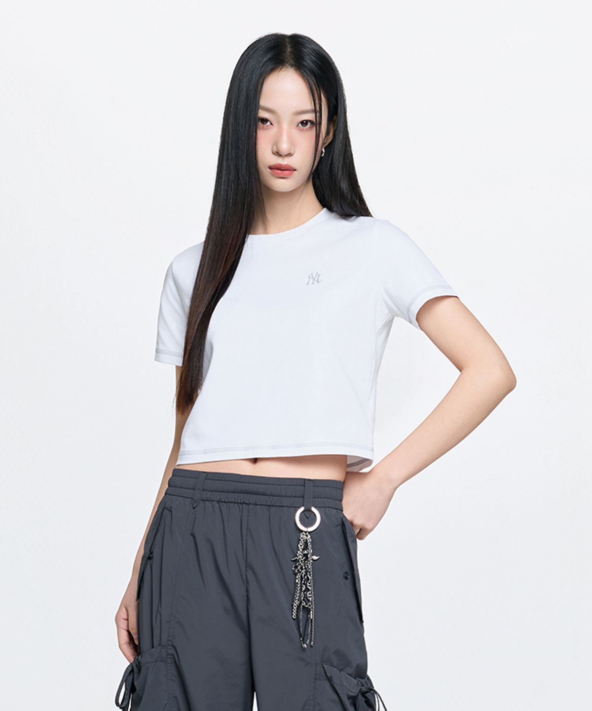 엠엘비(MLB) 여성 베이직 스몰로고 슬림 크롭핏 반팔 티셔츠 NY (White)