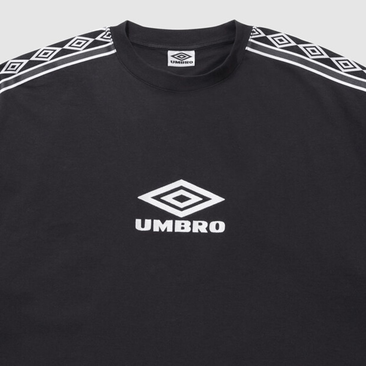 엄브로(UMBRO) [UMB X SLAM JAM] 오펜스 디펜스  테이프 반팔티 블랙 UR111ORS32