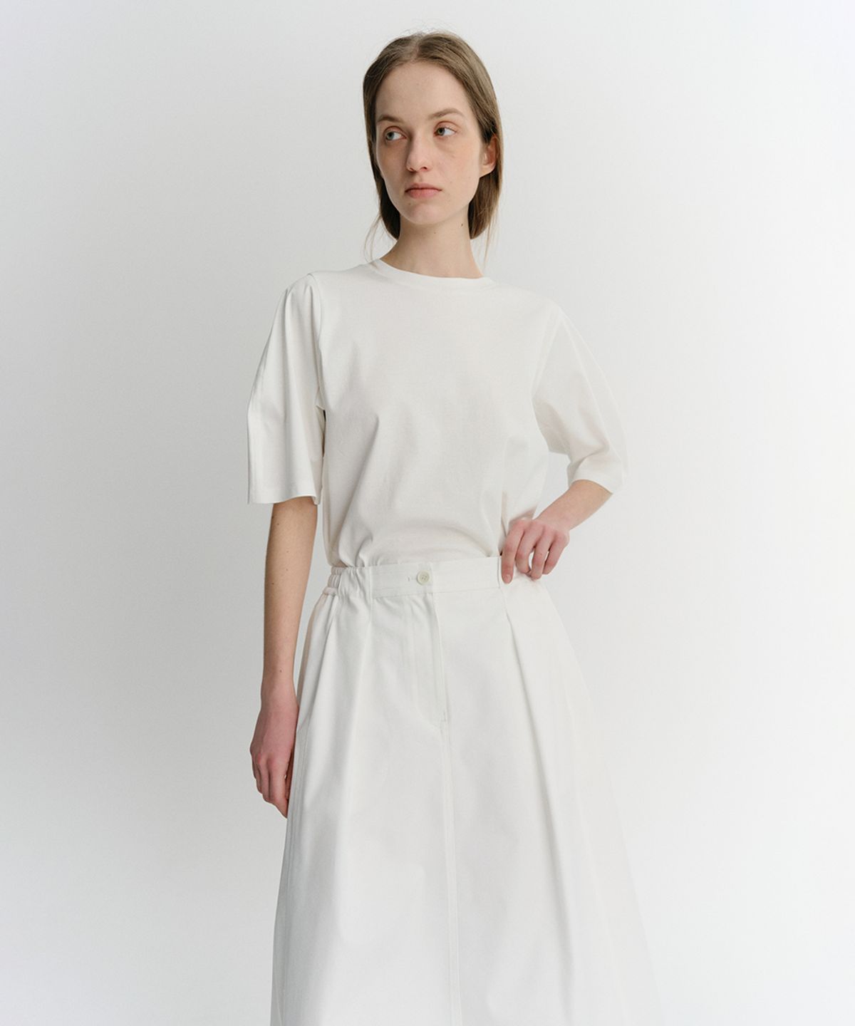 이아(EAAH) ARON TUCK VOLUME SKIRT (WHITE)
