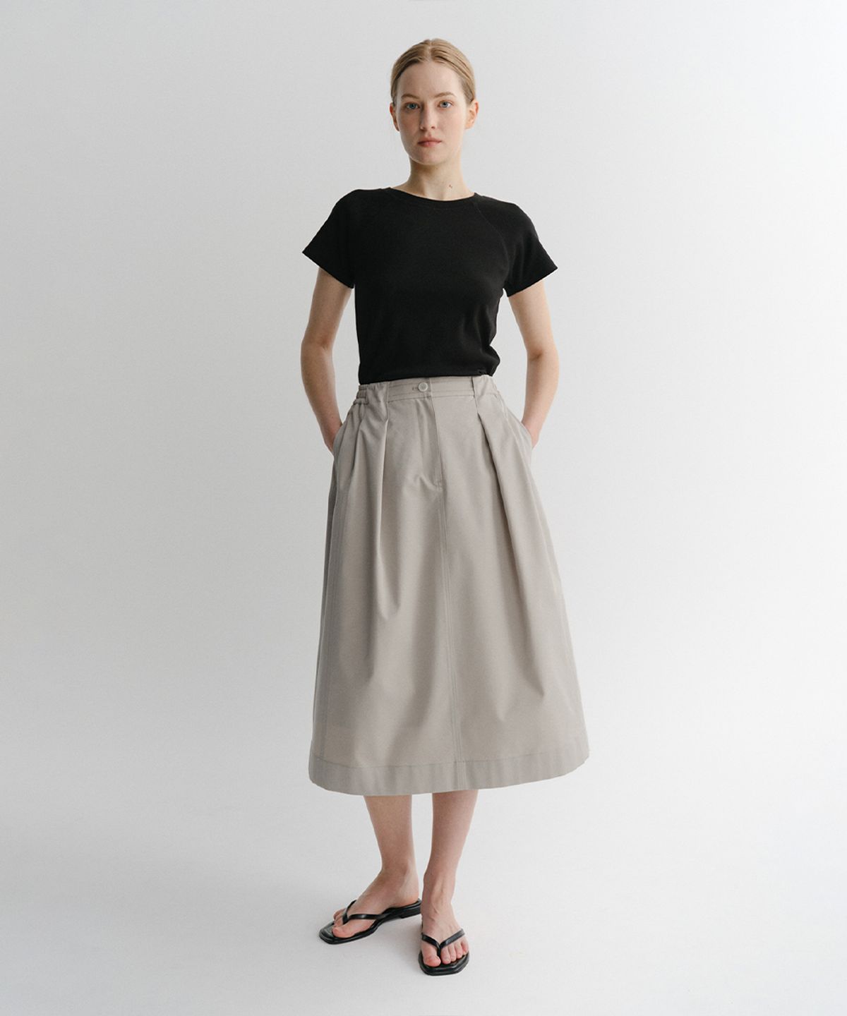 이아(EAAH) ARON TUCK VOLUME SKIRT (ASH BEIGE)