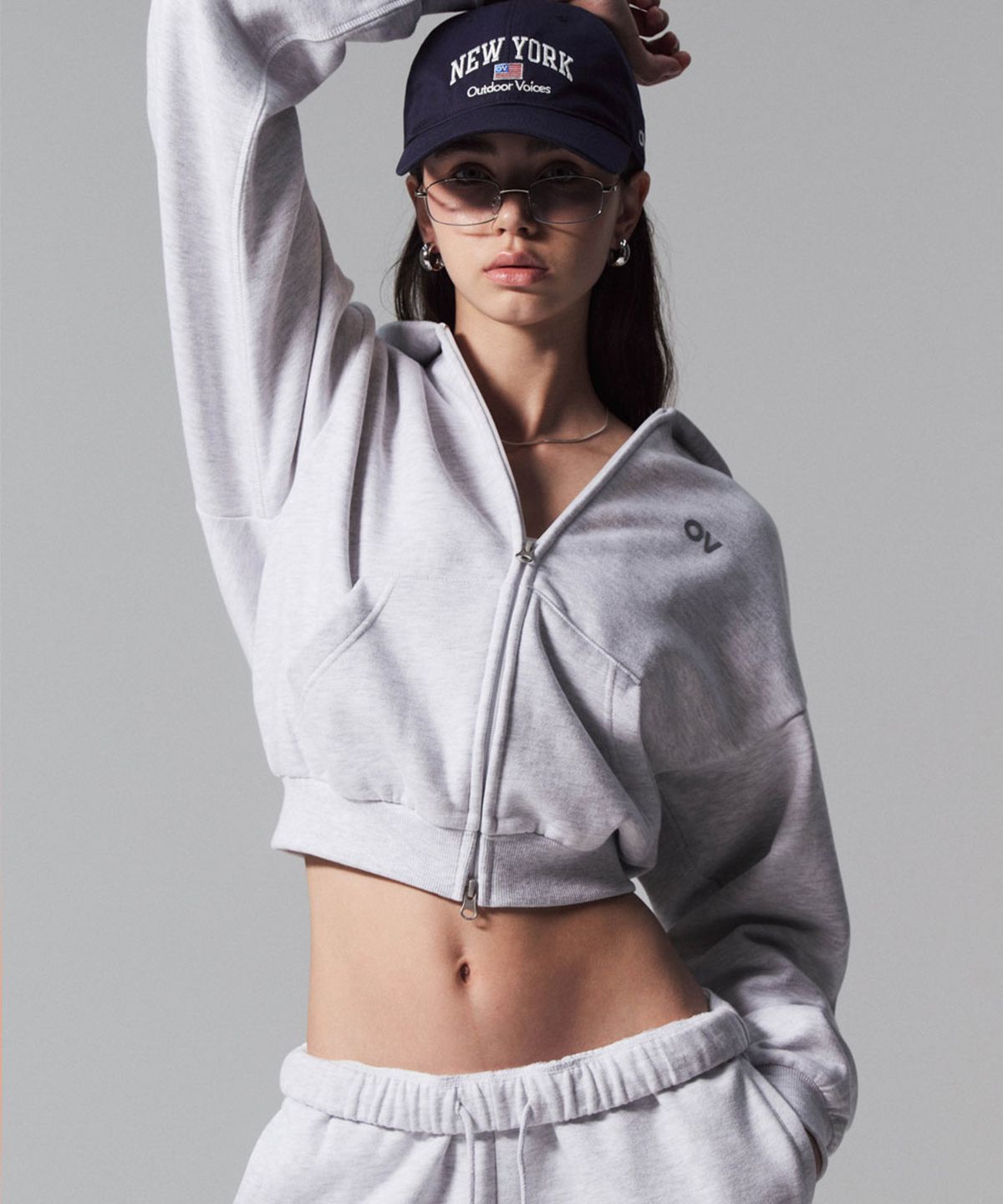 아웃도어 보이스(OUTDOOR VOICES) (W)OV LOGO CROP ZIP UP SWEAT HOODIE (LIGHT HEATHER GRAY)