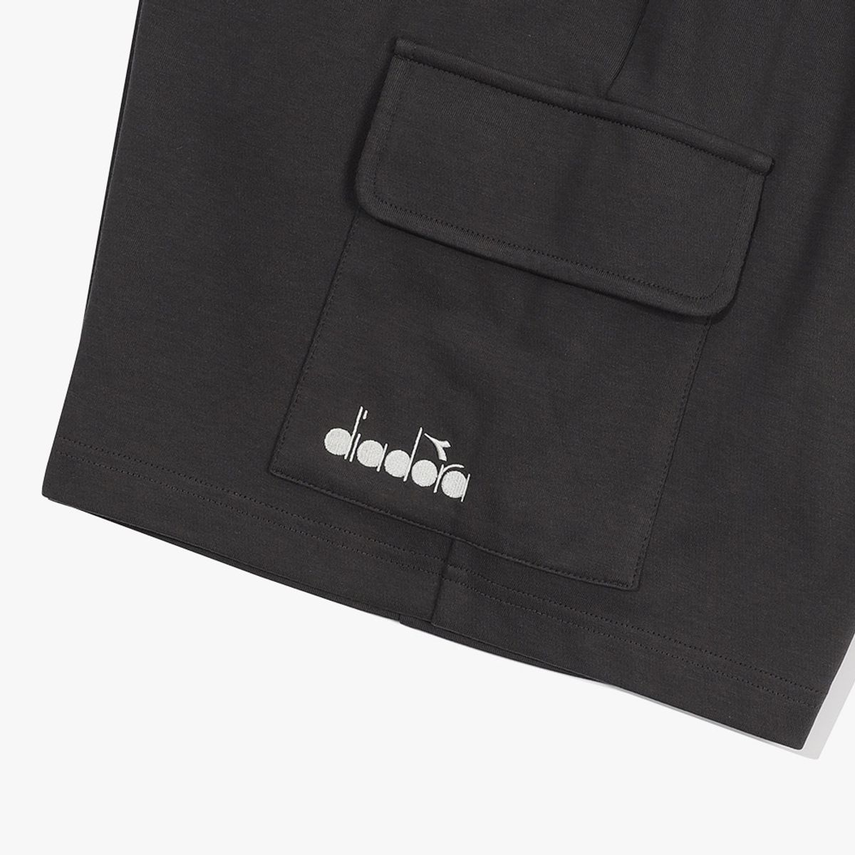 디아도라(diadora) 라이트웨이트 4부 카고 쇼츠 GREY