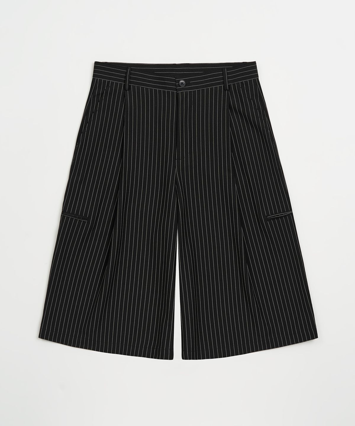 토피(TOFFEE) 원턱 스트라이프 버뮤다 슬랙스 (BLACK)