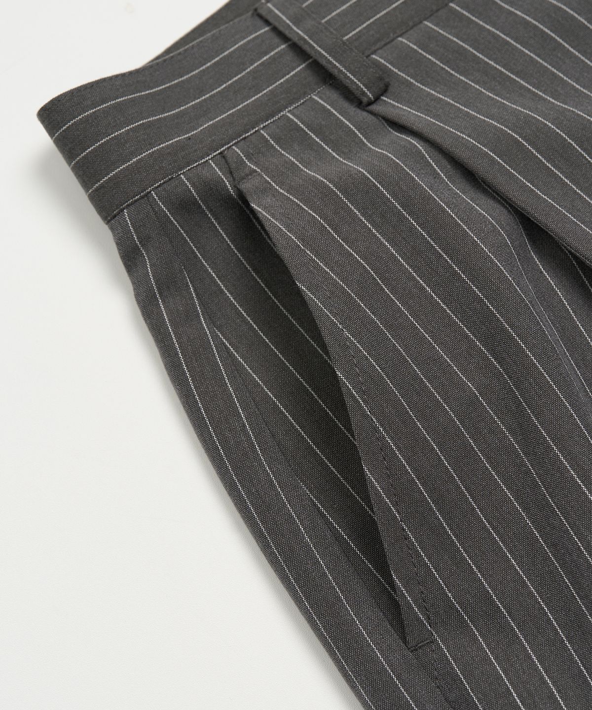 토피(TOFFEE) 원턱 스트라이프 버뮤다 슬랙스 (GREY)