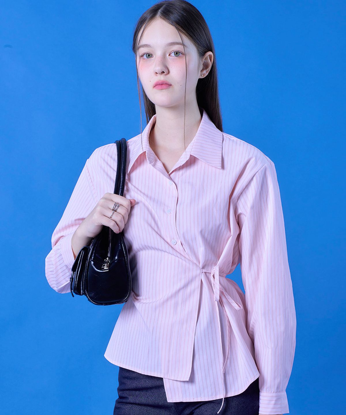 콜릿(KOLEAT) 랩 카라 슬림핏 끈 스트라이프 긴팔셔츠 [2colors]620s