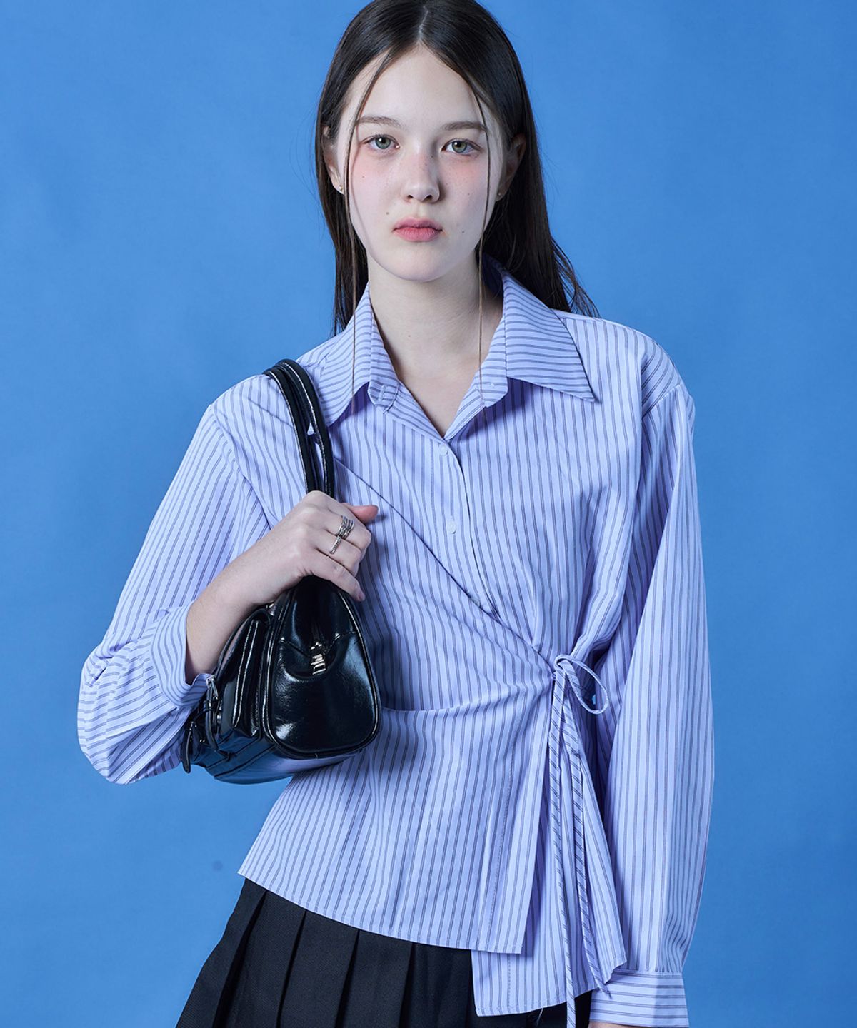 콜릿(KOLEAT) 랩 카라 슬림핏 끈 스트라이프 긴팔셔츠 [2colors]620s