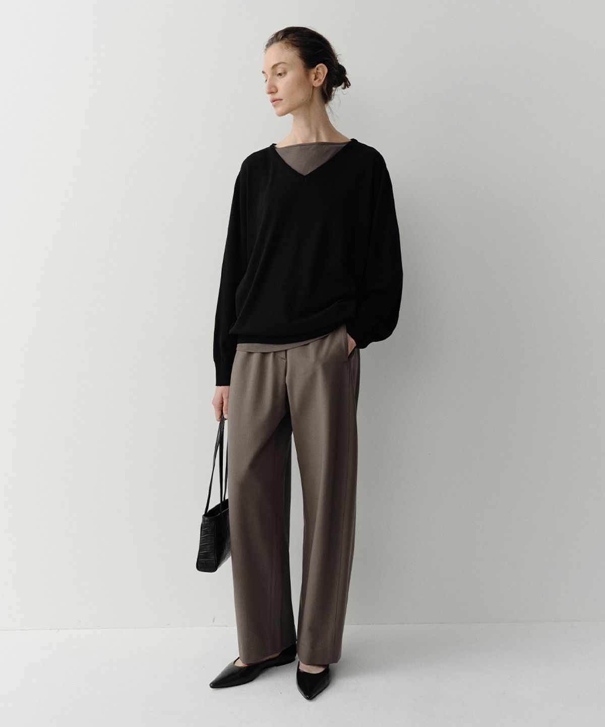 이아(EAAH) WOOL SILK V NECK PULLOVER (BLACK)