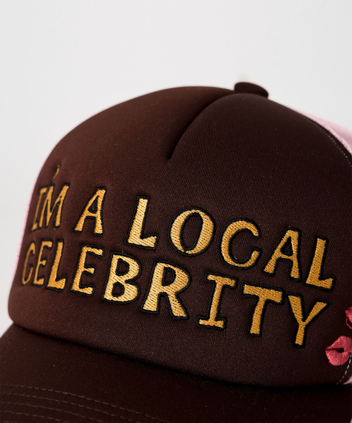 가먼츠팹(GARMENTS FAB) IM A LCOAL CELEBRITY TRUCKER CAP (BROWN)