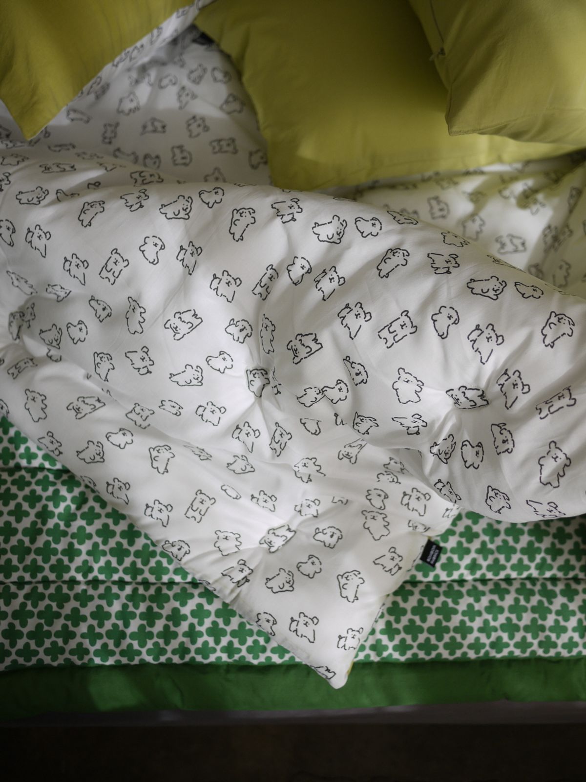 봄봄패브릭스(BOMBOM FABRICS) Olive garden puppy reversible Comforter(올리브 가든 강아지 리버서블 차렵이불)