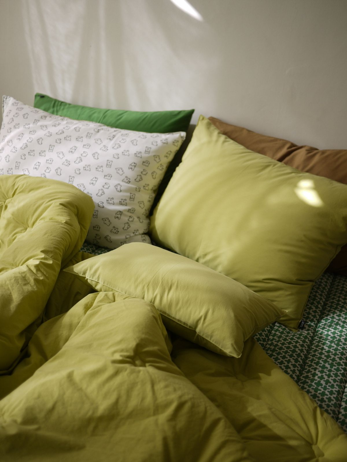 봄봄패브릭스(BOMBOM FABRICS) Olive garden puppy reversible Comforter(올리브 가든 강아지 리버서블 차렵이불)