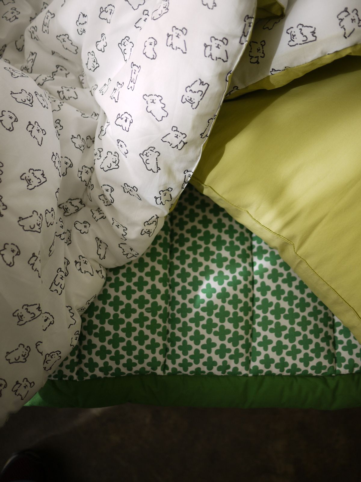 봄봄패브릭스(BOMBOM FABRICS) Olive garden puppy reversible Comforter(올리브 가든 강아지 리버서블 차렵이불)