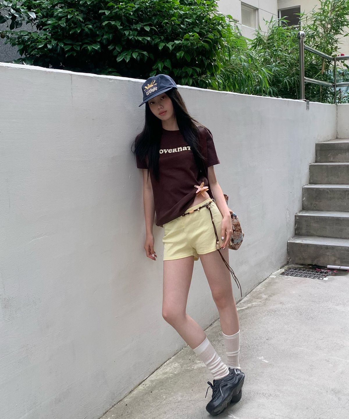 커버낫 우먼(COVERNAT WOMAN) 우먼 쿨코튼 쿠퍼로고 티셔츠 브라운