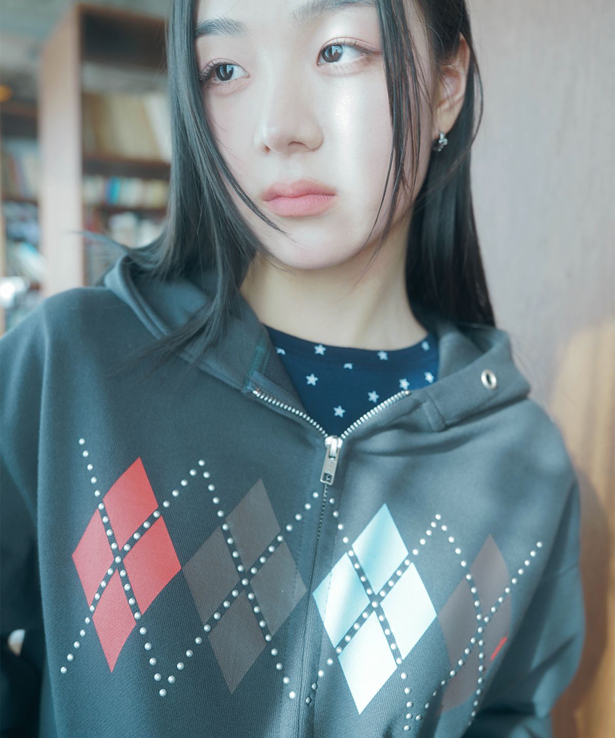 밈더워드로브(MIMTHEWARDROBE) 핫픽스 아가일 후드집업_차콜