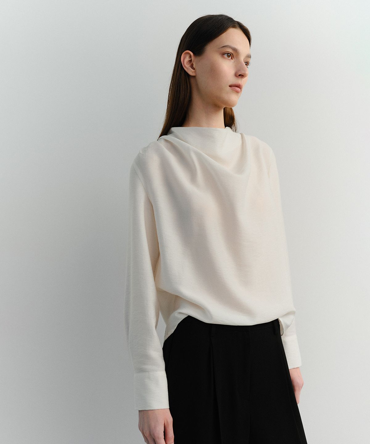 이아(EAAH) MEG COWL NECK BLOUSE (IVORY)