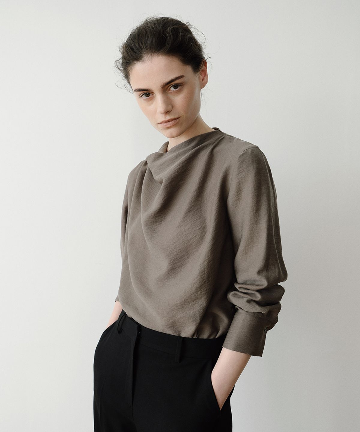 이아(EAAH) MEG COWL NECK BLOUSE (TAUPE)