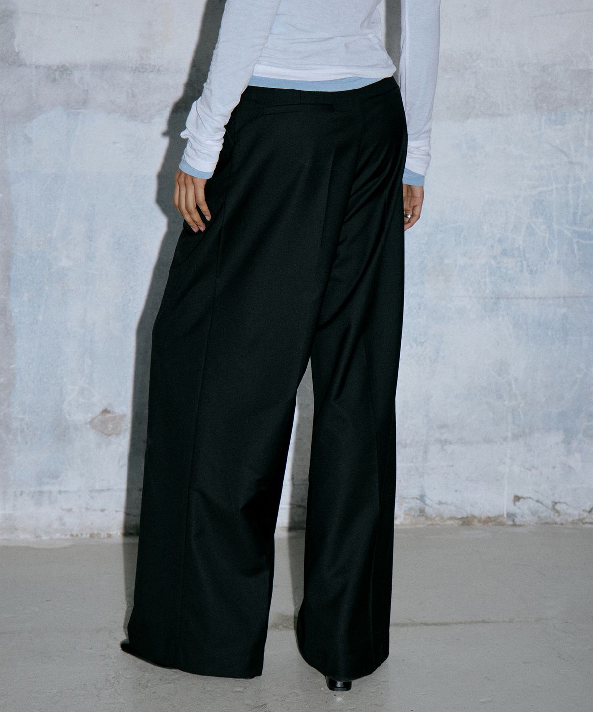 와르 포 우먼(WAARFORWOMAN) W1120 핀턱 와이드 슬랙스(2colors)